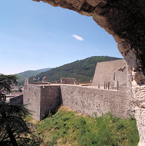 Flanc nord et face est du bastion 13, courtine est, terrasse haute, vus de la caverne 22c.