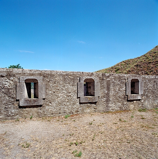 Secteur 22c : mur-parapet entre 22b et 10b, crénelé.
