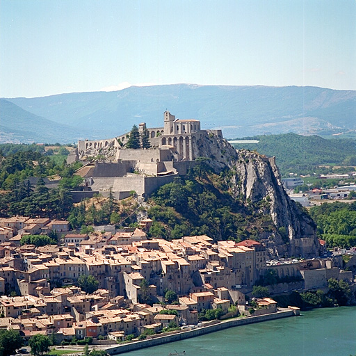 Vue rapprochée sud-est à l'horizontale de la citadelle, échelonnement des enceintes sud.