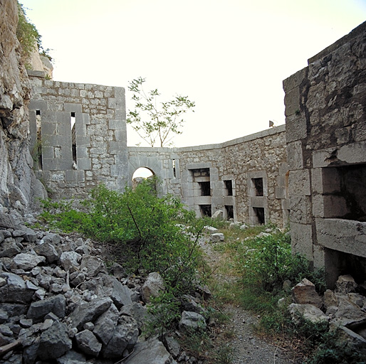 Réduit 45 : vue interne de 45c, au centre, vers le fond, créneau d'angle oblique.