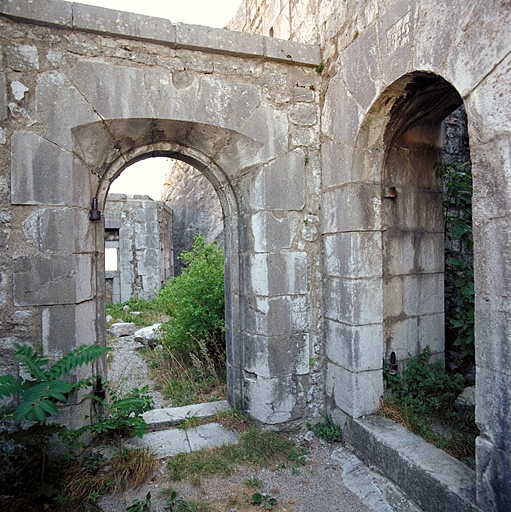 Réduit 45 : vue intérieure porte de 45a à droite et porte vers 45e en face vue de 45b.