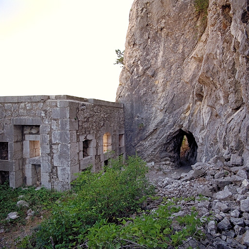 Réduit 45 : extrémité sud de 45c, percée d'accès dans le rocher.
