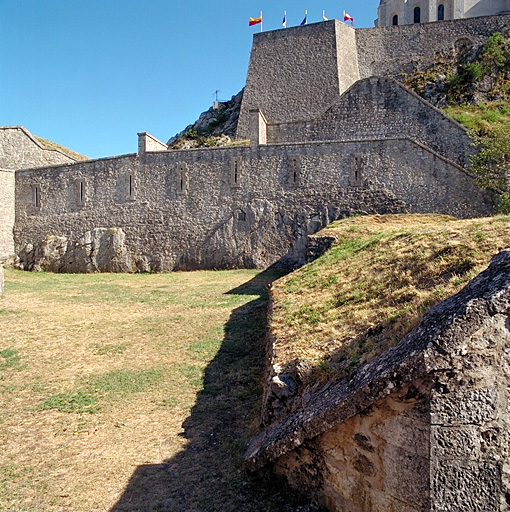 Mur crénelé entre 22 et 10 (site du magasin 21) et saillant 20 au dessus.