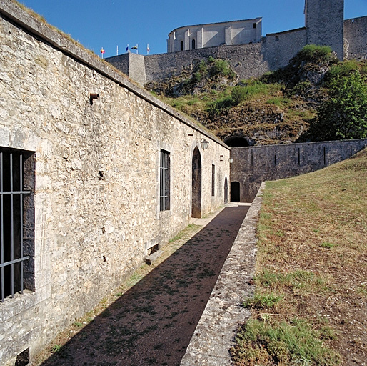 Façade ouest de la traverse casematée, au fond, porte d'accès au couloir-escalier vers 22b.