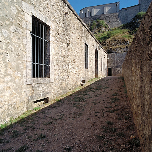 Façade ouest de la traverse casematée 10a.