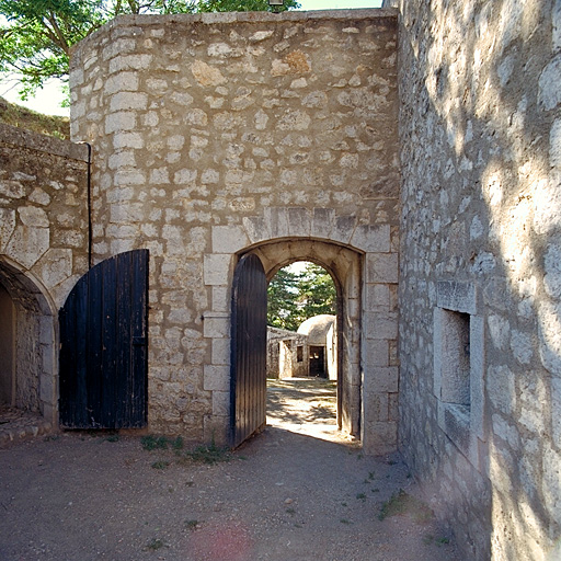 Secteur 10 : porte d'accès à l'espace triangulaire nord du retranchement 10, à gauche, amorce de la traverse 10a.