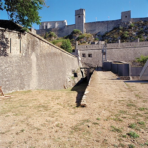 Tenaille 22 : les deux branches de la tenaille, vues du bout nord du fossé de la branche nord.