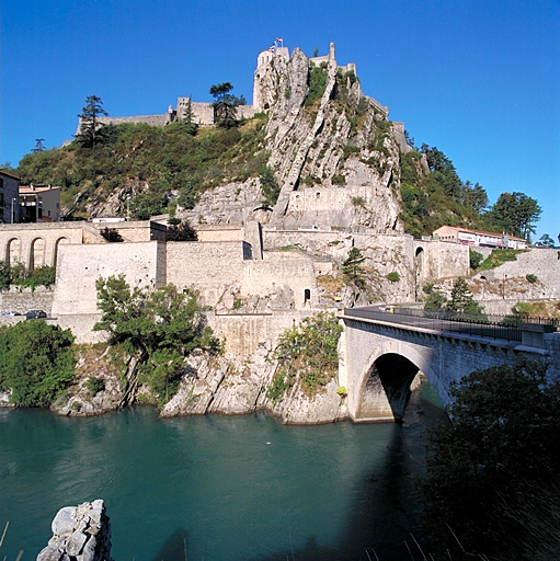 Le site depuis la rive gauche de la Durance; au centre: réduit 45, dessous: pont, poterne de ville 44.