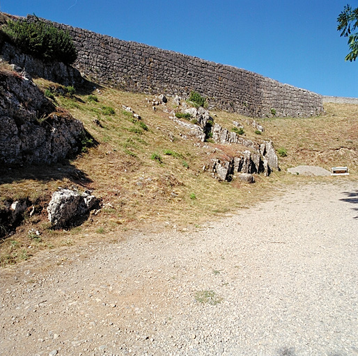 Mur de soutènement XIXe en pierres sèches défilant le magasin à poudres 25.