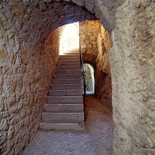 Passage-escalier de distribution au sud de la traverse 10b.