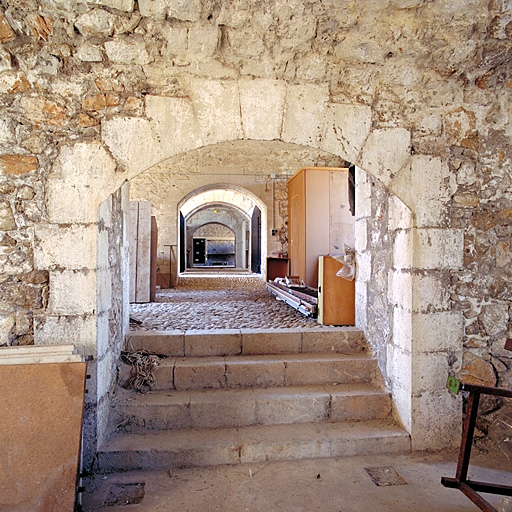 Enfilade intérieure des casemates de la traverse 10b depuis le nord.