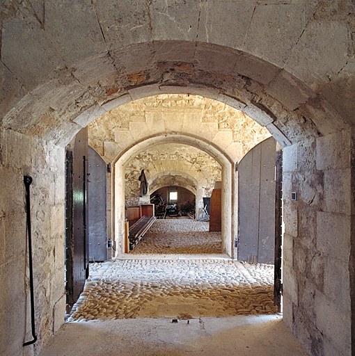 Enfilade intérieure des casemates de la traverse 10b depuis le sud.