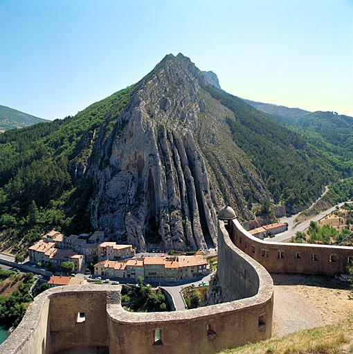 Secteur 22c : mur-parapet crénelé de forme organique et guérite du diable.