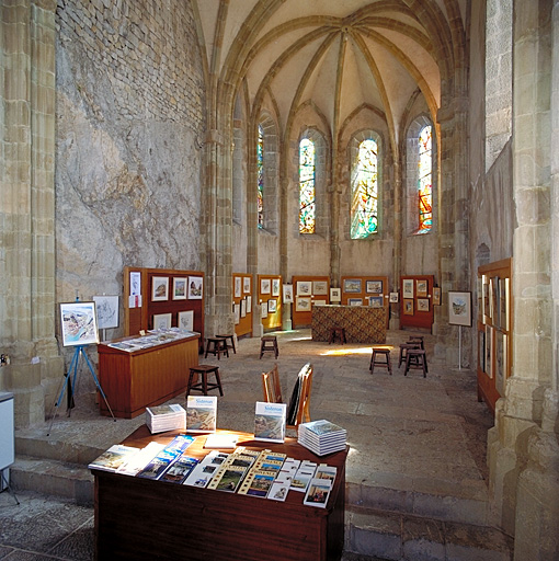 Vue intérieure de la chapelle vers le choeur.