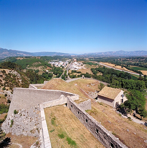 Front ouest de l'enceinte nord : redans 6, retranchement 23, bastion 7, magasin à poudres 25.