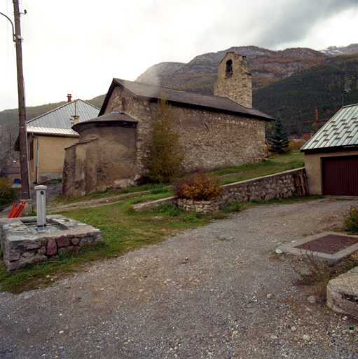 Vue de trois-quarts, côté abside.