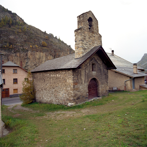 Vue de trois-quarts, côté façade.