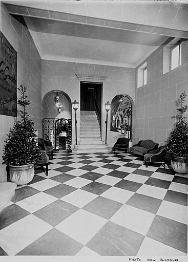 [Château Thorenc après transformation. Le vestibule.], après 1930.