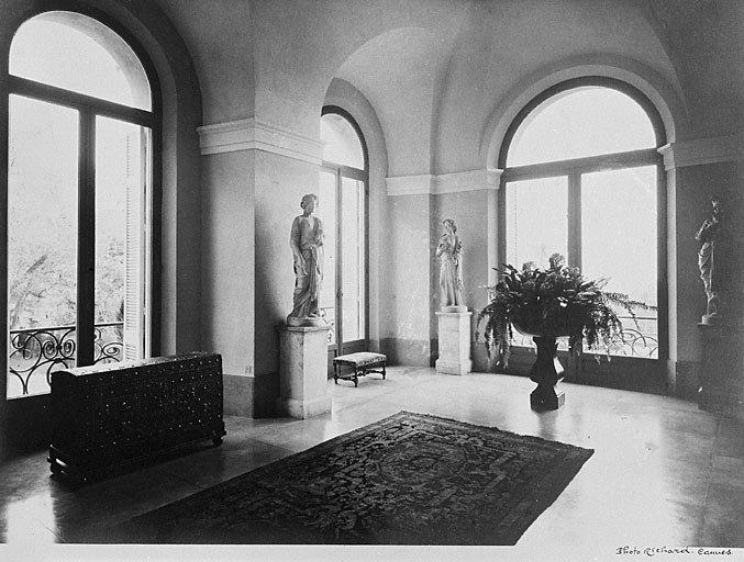 [Château Thorenc après ultimes transformations. Le nouveau vestibule, angle sud-est.], vers 1932.