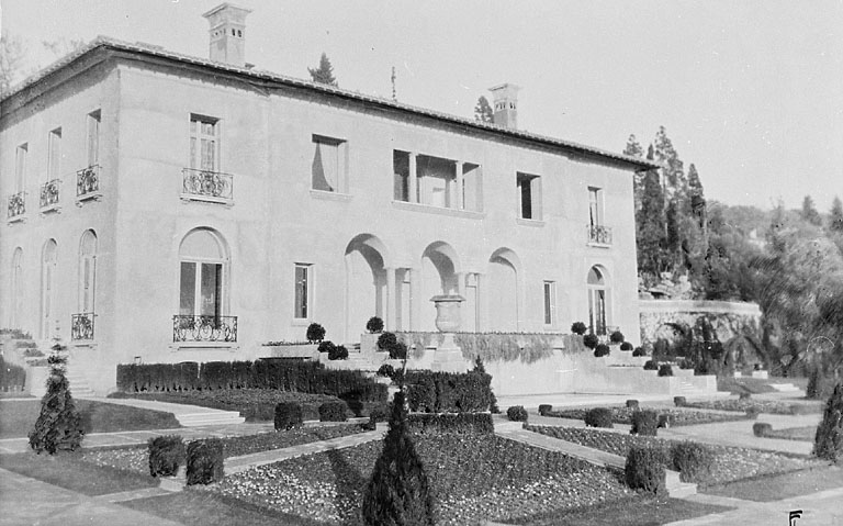 [Jardin du château Thorenc. Le jardin rénové. La terrasse devant le château. Vue de volume prise du sud-ouest.], [1937 ?] ; Léon Le Bel et Louis Süe, reconstruction du château Thorenc, 1930.