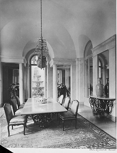 Le château après transformation. La salle à manger. Vue axiale prise vers le nord. A l'extérieur on devine le buffet d'eau moderne.