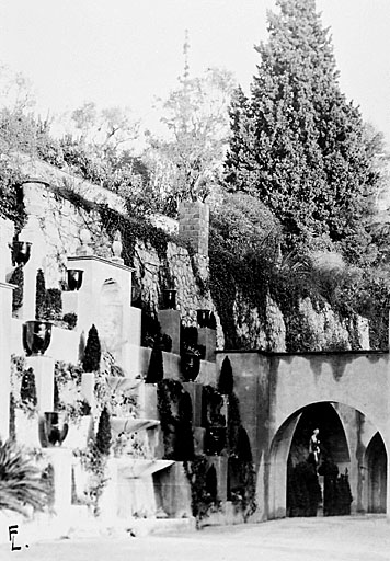 [Jardin du château Thorenc. Le jardin rénové. Le buffet d'eau adossé à la colline dans l'axe de la salle à manger.], [1937 ?]