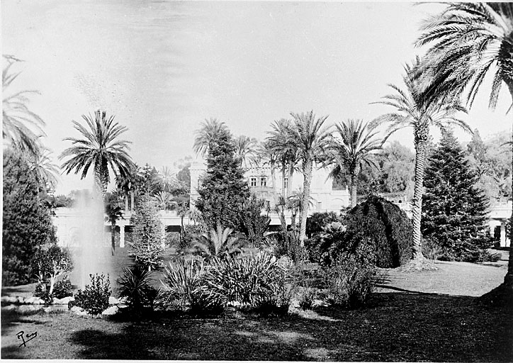 [Jardin du château Thorenc. Le jardin après la construction du cryptoportique. Vue prise de l'étang vers le château.], [vers 1900].