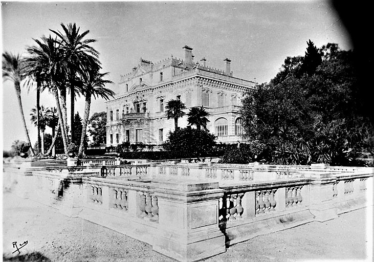 [Château Thorenc dans son état d'origine. Vue d'ensemble prise du sud-est, des terrasses du nymphée.], vers 1900.