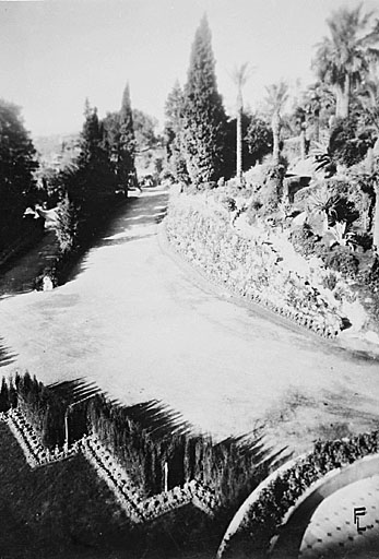 [Jardin du château Thorenc. Le jardin rénové. Arrivée de l'avenue ouest et départ de l'ancienne route en lacets. Vue prise d'une fenêtre du bureau ou du salon vénitien.], [1937 ?].