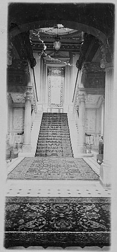 [Château Thorenc dans son état d'origine. L'escalier du vestibule.], vers 1900.