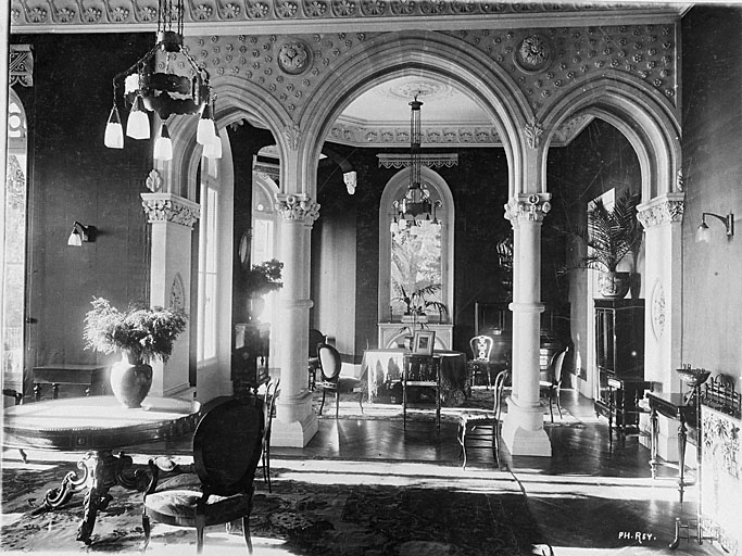 Rez-de-chaussée. Le salon. Vue d'ensemble prise vers l'ouest.