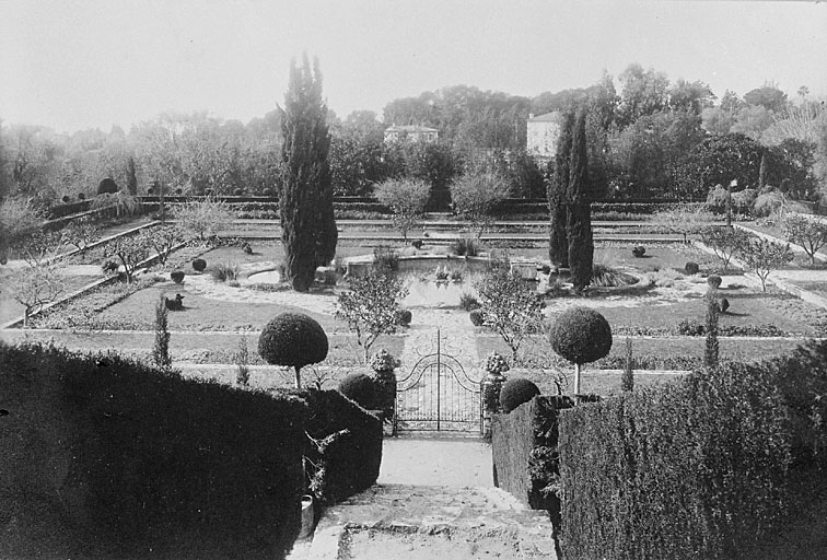 [Jardin de la villa Isola Celesta : le jardin florentin démembré de la villa Isola Bella. Vue axiale prise du nord-est.] Vers 1945.