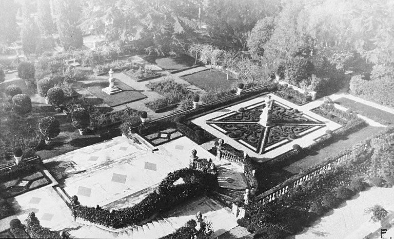 [Jardin de la Villa Fiorentina. Le parterre en contrebas de la grande terrasse de la villa. Vue de volume prise du 2e étage.], [vers 1930].