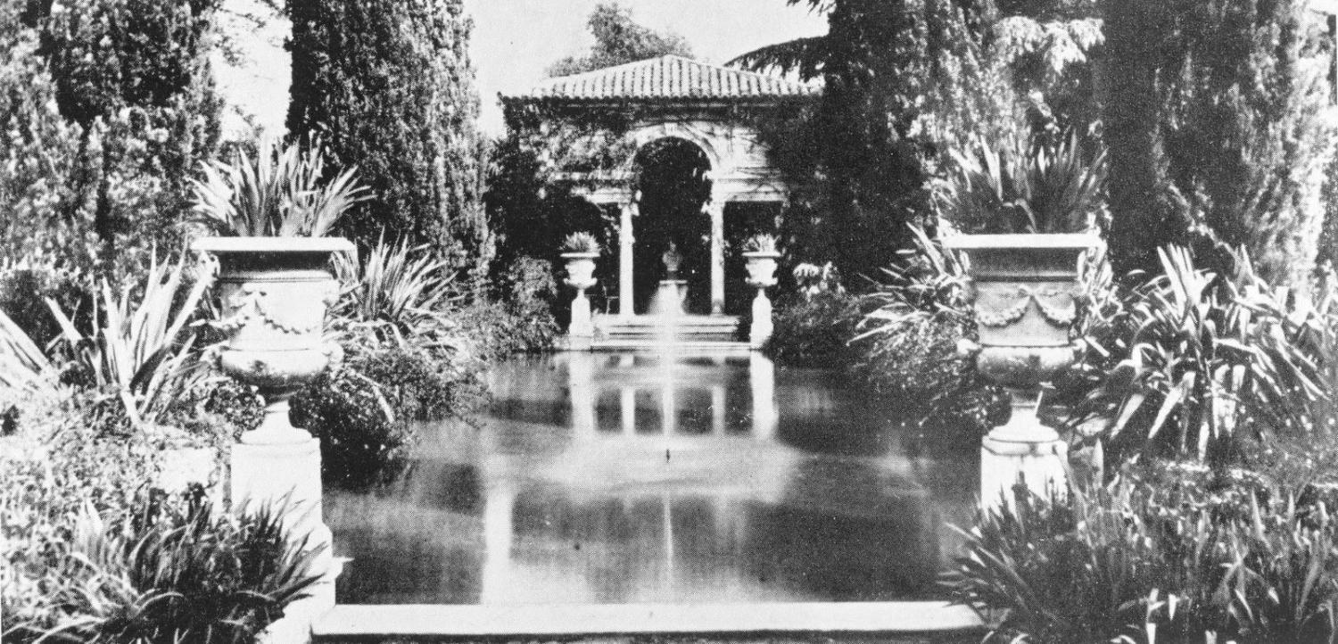 [Jardin de la Villa Fiorentina. Le miroir d'eau. Vue axiale prise face à l'un des deux pavillons.], 1953.