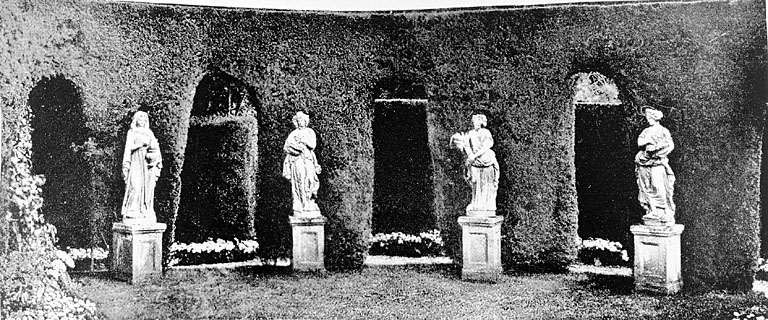 [Les statues des quatre saisons dans l'exèdre de cyprès à l'emplacement du jardin d'hiver.], 1953.