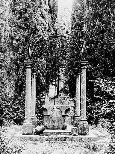 [Jardin de la Villa Fiorentina. Le puits "italien" à l'intersection des allées de cyprès E1 et E2. Vue prise vers le nord], 1953.