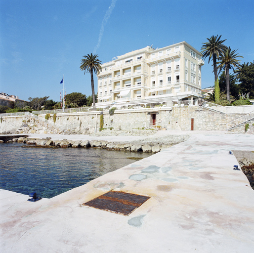 Vue d'ensemble de la façade sud-est avec le port privé au premier plan, depuis l'extrémité de la digue.