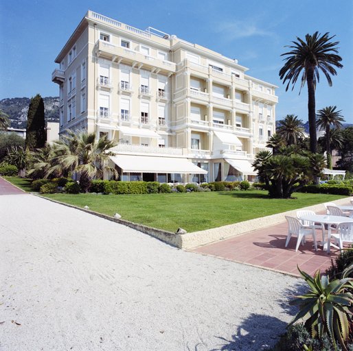 Vue d'ensemble de la façade sud-est depuis le jardin.