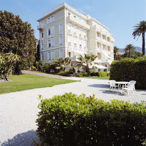 Vue d'ensemble de la façade sud-est depuis le jardin.