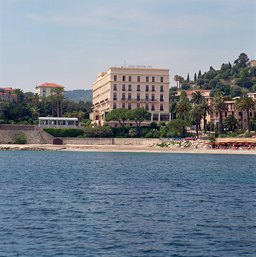 Vue de situation de l'hôtel Royal-Riviéra, depuis l'est.
