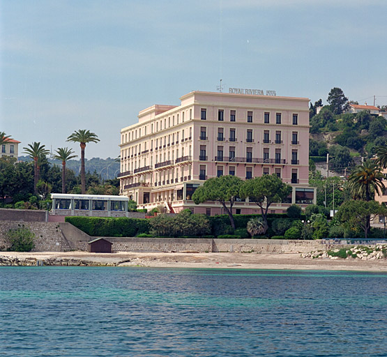 Vue d'ensemble de l'hôtel Royal-Riviéra, depuis l'est.