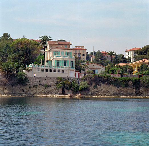 Vue d'ensemble de la façade est d'une villa située au n° 33, promenade Maurice-Rouvier.