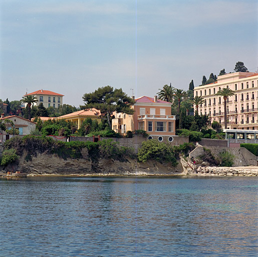 Vue d'ensemble de la façade est d'une villa située au n° 39, promenade Maurice-Rouvier.