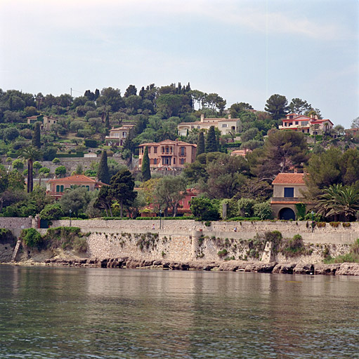 Vue d'ensemble de la façade est.