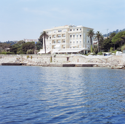 Vue d'ensemble de la façade sud-est, depuis la mer.