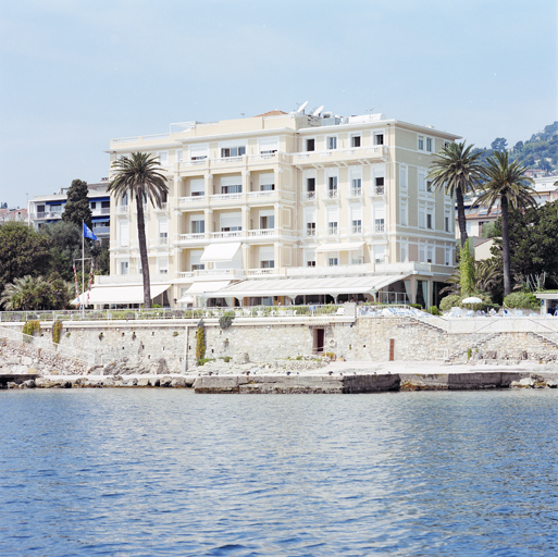 Vue d'ensemble de la façade sud-est, depuis la mer.