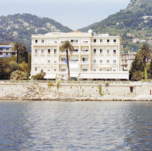 Vue d'ensemble de la façade est, depuis la mer.
