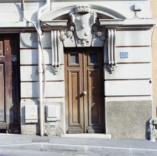 Détail de la porte d'entrée de la dépendance, sur la façade nord.