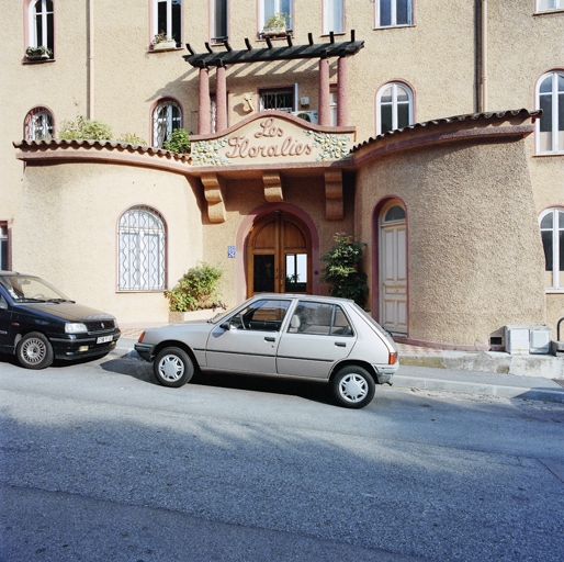 Détail de l'entrée sur la façade nord, depuis la route.