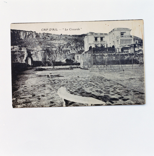 Cap-d'Ail - La Cocarde. [Vue d'ensemble de la villa avec tennis au premier plan], vers 1905.
